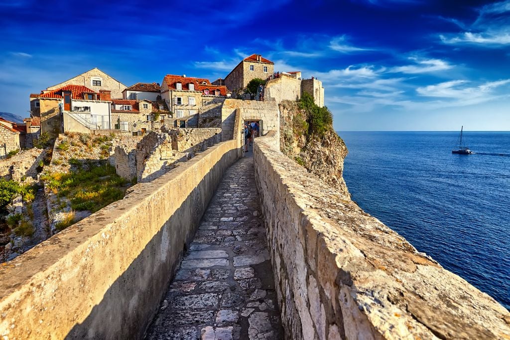 So leer sieht man Dubrovniks Stadtmauer im Sommer selten. Foto: Adobe Stock