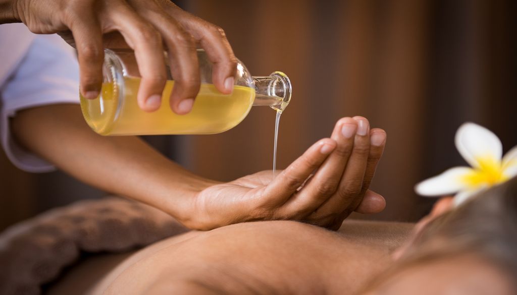 Les massages à l'huile font partie des préceptes fondamentaux de l'ayurveda. Les massages à l'huile font partie des préceptes fondamentaux de l'ayurveda