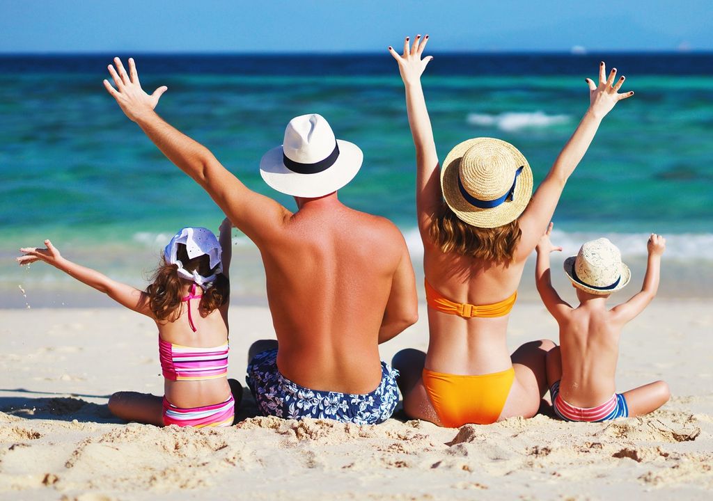 Familia en la playa; verano Familia en la playa; verano