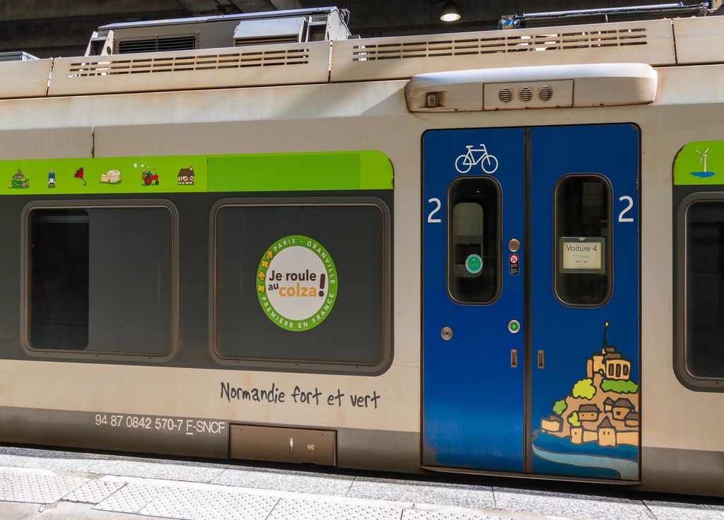 Le train Paris-Granville, qui roule au biocarburant B100 issu de la transformation d'huile de colza, gare Montparnasse, Paris, France.