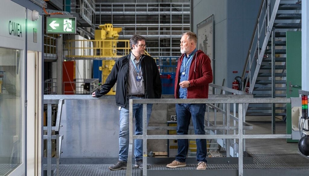 David Mannes und Anders Kaestner an der Schweizer Spallations-Neutronenquelle SINQ am PSI. Mit Neutronen durchleuchteten sie ein Stück des Marsmeteoriten „Black Beauty“ und konnten damit erstmals makroskopische wasserstoffreiche Bereiche sichtbarmachen. David Mannes und Anders Kaestner an der Schweizer Spallations-Neutronenquelle SINQ am PSI. Mit Neutronen durchleuchteten sie ein Stück des Marsmeteoriten „Black Beauty“ und konnten damit erstmals makroskopische wasserstoffreiche Bereiche sichtbarmachen. Bild: Markus Fischer/Paul Scherrer Institut PSI