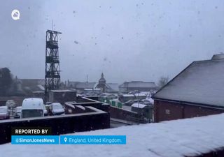 Starke Schneefälle hüllen das Vereinigte Königreich in weiß, während Regen zu Problemen führt!