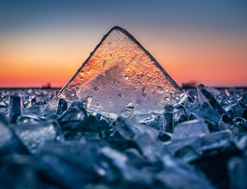 Hielo transparente El hielo es un medio transparente a la luz, salvo cuando tiene un gran espesor y contiene aire en su interior.