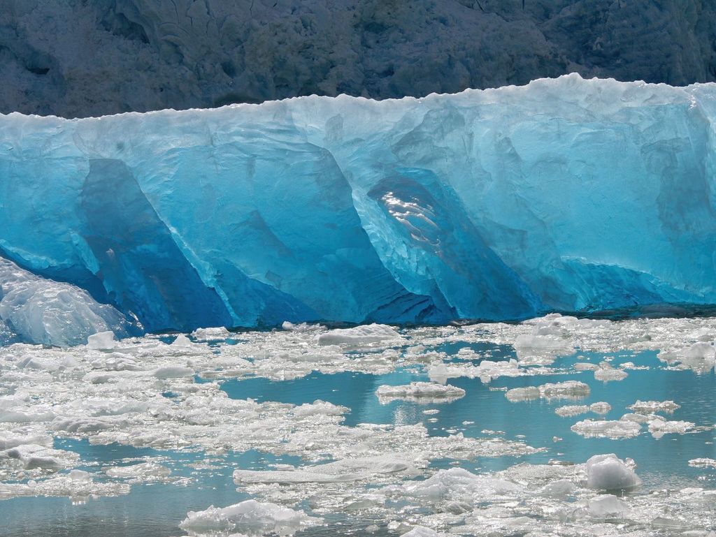 Iceberg azul Algunos icebergs presentan un llamativo color azul, que también aparece en las grietas de una capa de nieve o hielo.