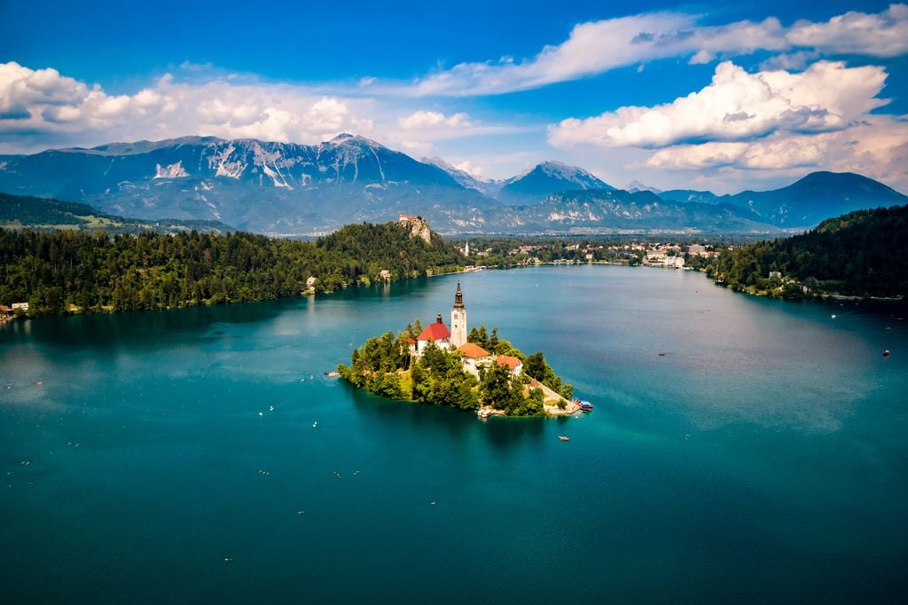 Ljubljana und der Bled-See vereinen Alpenklima, Gletschersee und Karstlandschaft – ein Ziel für Geografie- und Naturfans. Foto: Andrei Armiagov.