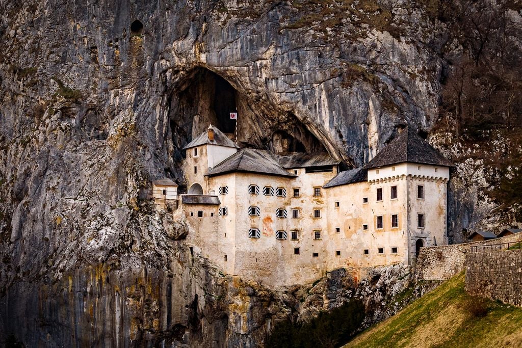 Die Höhlenburg Predjama schmiegt sich seit über 800 Jahren an die Felswand. Foto: Brambilla Simone.