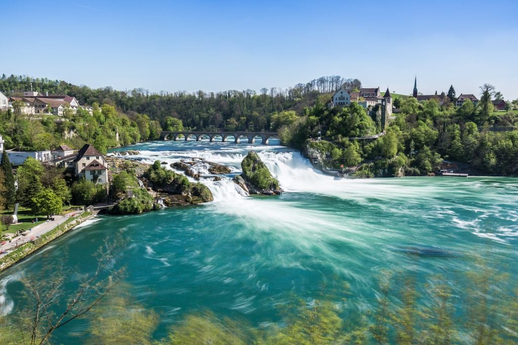 Erfrischung gefällig? Dieser Wasserfall kühlt die Luft. Foto: Adobe Stock