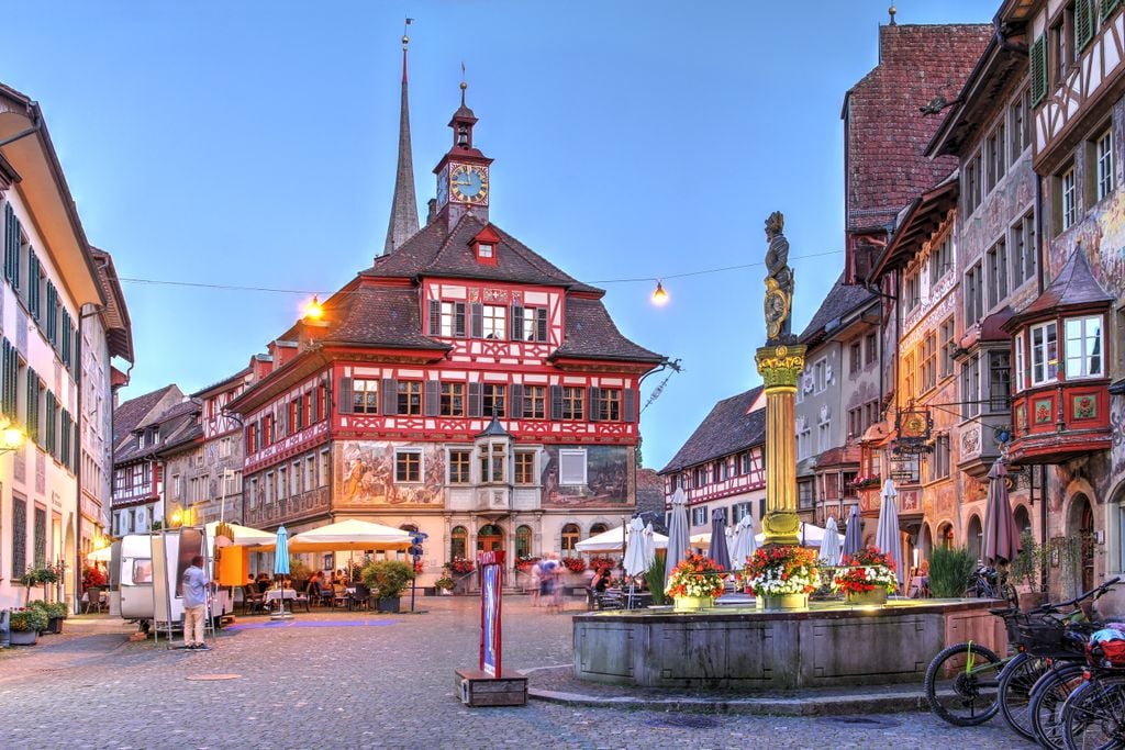 Wer mehr Zeit hat, schafft noch einen Abstecher ins romantische Stein am Rhein. Foto: Adobe Stock