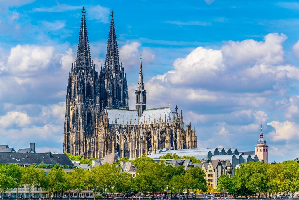 Nur wenige Wolken werden in den nächsten Tagen den Himmel über Köln trüben (Symbolfoto)