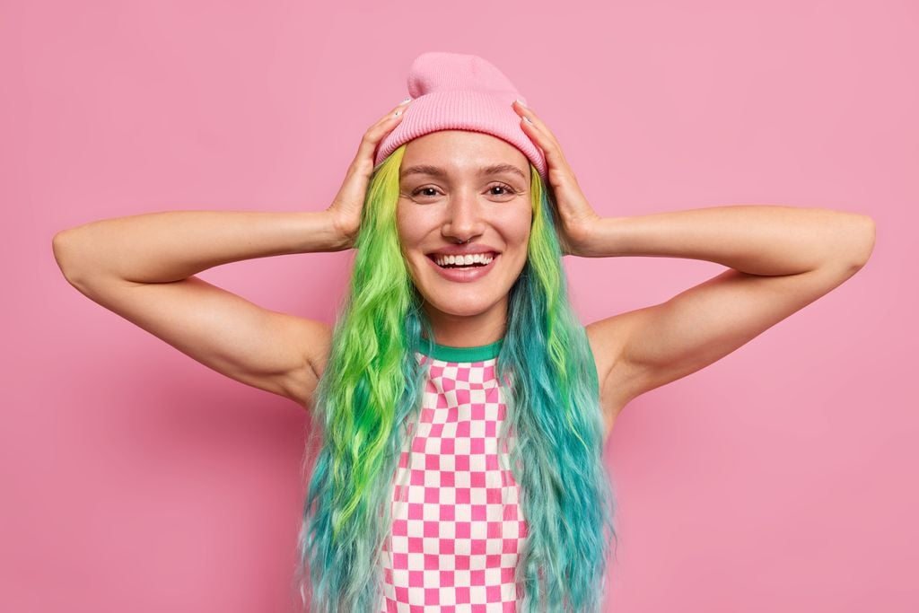 Bunte Haare fallen auf und setzen ein Statement (Foto: Adobe Stock)