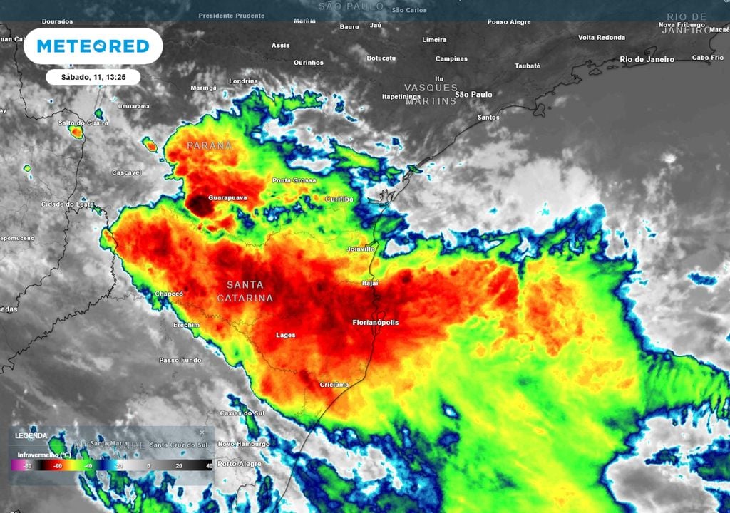 Imagem de satélite (infravermelho) neste sábado às 13h. Imagem de satélite (infravermelho) neste sábado às 13h mostra tempestades se formando entre Santa Catarina, norte do Rio Grande do Sul e Paraná, ocasionando pancadas fortes de chuva.