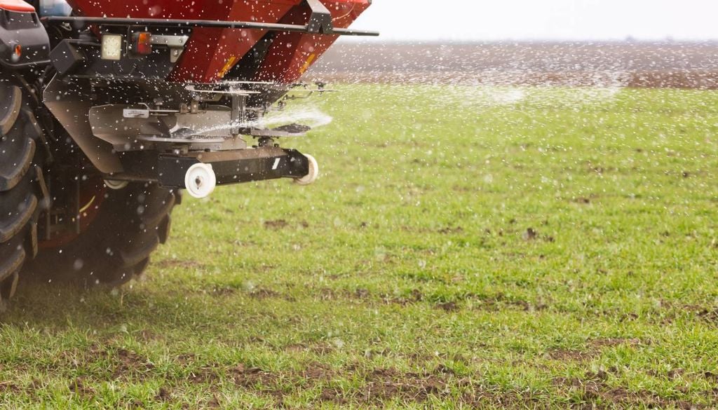 Trator Os fertilizantes são produtos essenciais ao setor agrícola, sobretudo os feitos à base de azoto, que são utilizados para a produção de cerca de metade dos alimentos produzidos mundialmente.