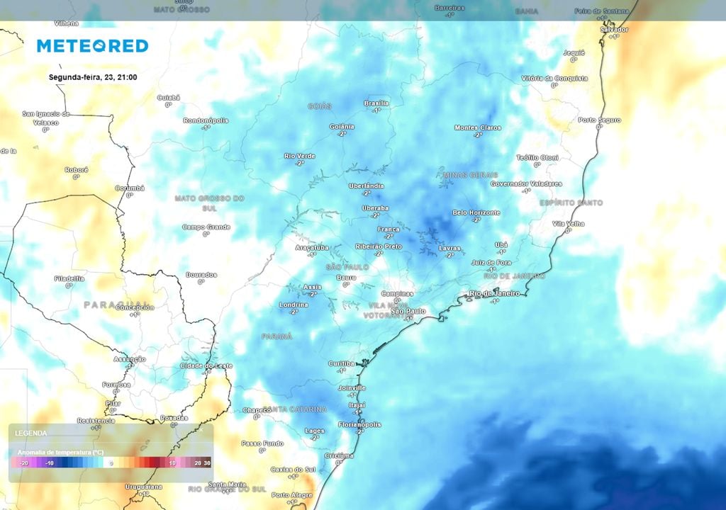 Previsão de anomalias de temperatura em 850 hPa no final da segunda-feira mostra o avanço de uma massa de ar frio sobre o Sul, Sudeste e Centro-Oeste do país, fazendo as temperaturas caírem.