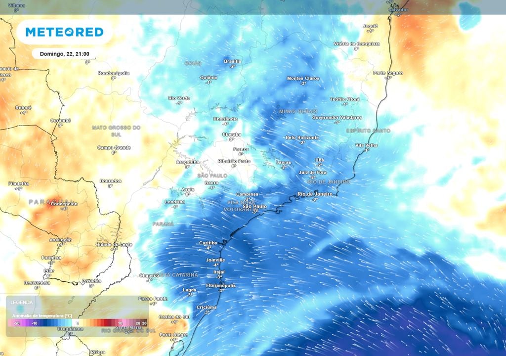 Previsão de anomalias de temperatura em 850 hPa no final do Domingo mostra o avanço de uma massa de ar frio sobre o Sul e o Sudeste do país, auxiliando na queda das temperaturas.
