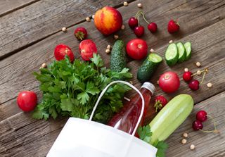 Sacchetti di plastica biodegradabili nei supermercati: un inganno “green” per il consumatore?