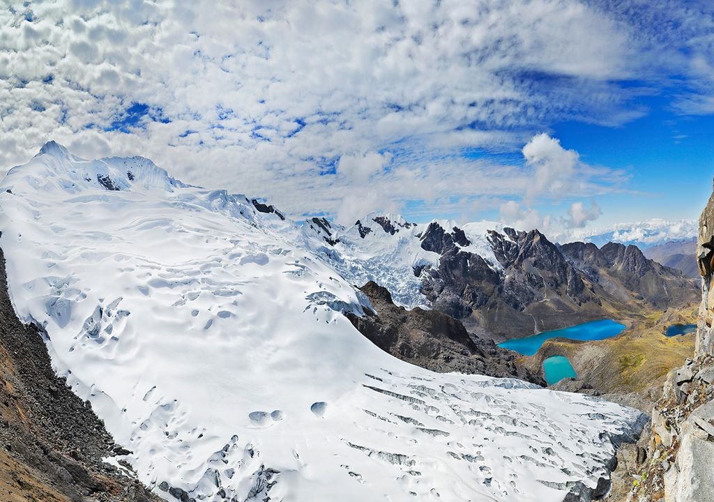 Nevado Huataypallana El Nevado Huaytapallana, en Perú, es famoso por sus glaciares y lagunas cristalinas.Actualmente enfrenta un severo retroceso glaciar debido al cambio climático y la actividad minera.