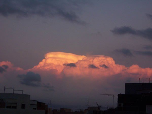 Bonito Atardecer Con Pileus Palma De Mallorca, 15/10/05 ResumenAlfonso Ibáñez Más en:http://foro.meteored.com/index.php/topic,31109.0.html