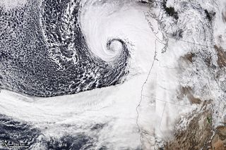 Una poderosa borrasca en ciclogénesis explosiva y con un poderoso río atmosférico azota el noroeste de los EE.UU.