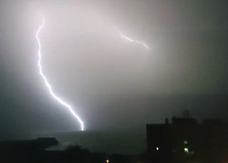 Miles de rayos, truenos y granizadas dejan una madrugada de insomnio