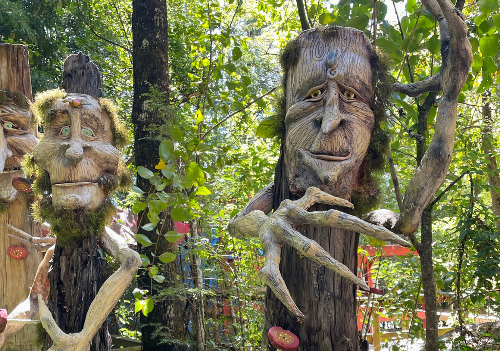 Figuras mitológicas de Bosque Encantado, Pucón.