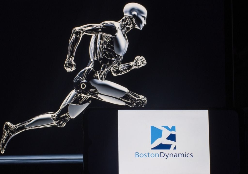 Con l'annuncio della produzione di serie del nuovo Atlas elettrico, Boston Dynamics ha ufficialmente mandato in pensione l'idraulica per abbracciare un'architettura che non serve più a fare capriole nei video, ma a garantire migliaia di ore di operatività nelle fabbriche.