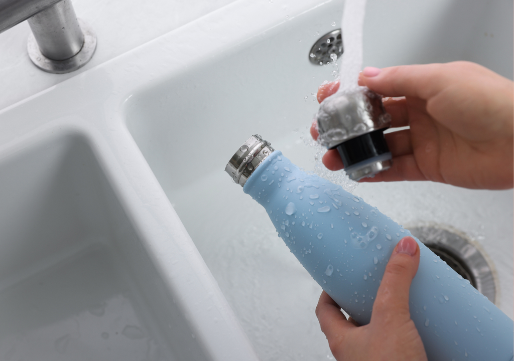 lavar botellas reutilizables. lavar botellas reutilizables.