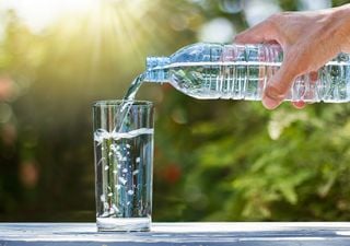 Consumidores de agua embotellada ingieren muchos más microplásticos que usuarios de agua del grifo, según un estudio