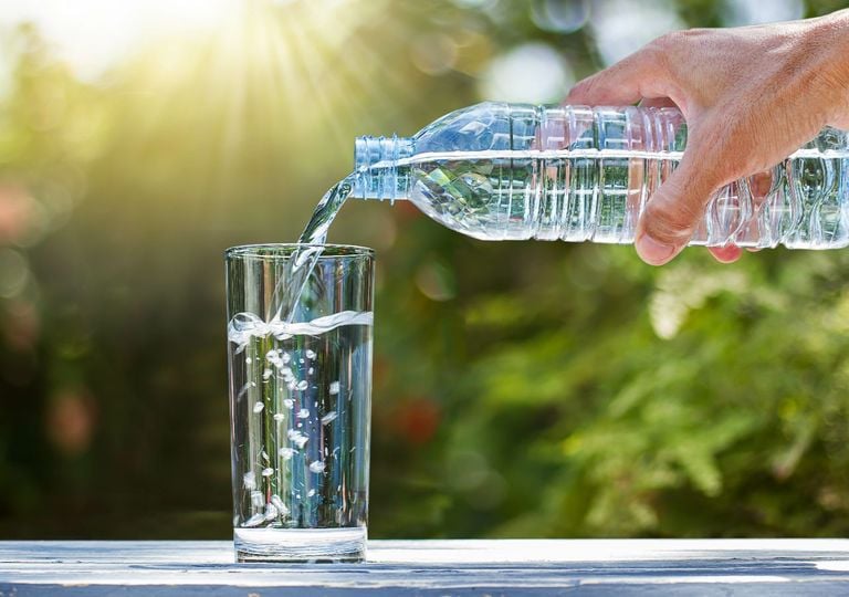 Los consumidores de agua embotellada ingieren muchos más microplásticos que usuarios de agua del grifo, según un estudio