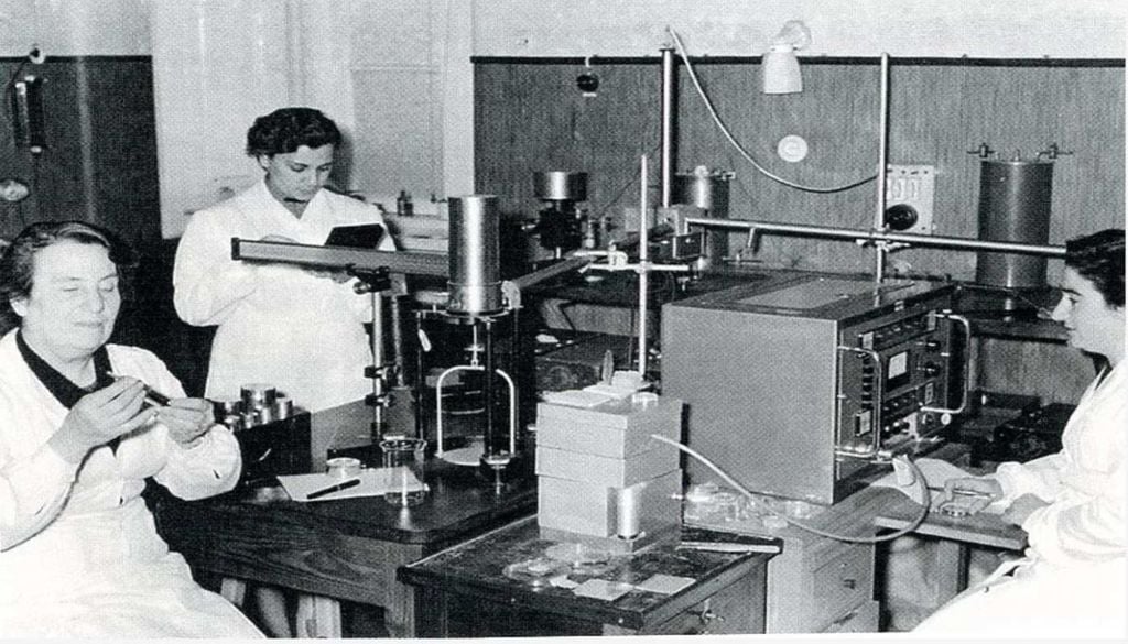 Branca Edmée Marques e duas colaboradoras no Centro de Estudos de Radioquímica da Comissão de Estudos de Energia Nuclear da Faculdade de Ciências da Universidade de Lisboa. Fonte: Debategraph