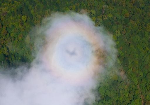 Viral: un fen&oacute;meno con los colores del arco&iacute;ris sorprende a los pasajeros de un vuelo en Brasil