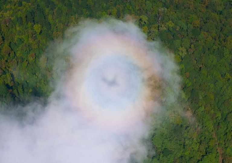 Viral: un fen&oacute;meno con los colores del arco&iacute;ris sorprende a los pasajeros de un vuelo en Brasil