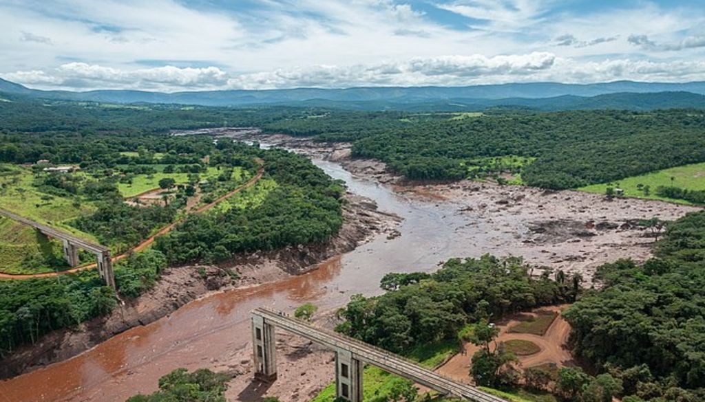 O rompimento em Brumadinho, em 2019, liberou no ambiente o equivalente a aproximadamente 180 mil contêineres de metais. Foto: Reprodução/ Jornal da Unesp