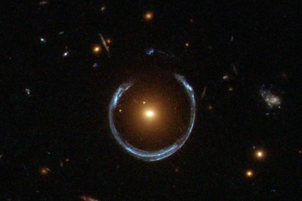 La Herradura Cósmica tiene un agujero negro supermasivo con 36 mil millones de masas solares y fue descubierta por investigadores brasileños. Crédito: Hubble