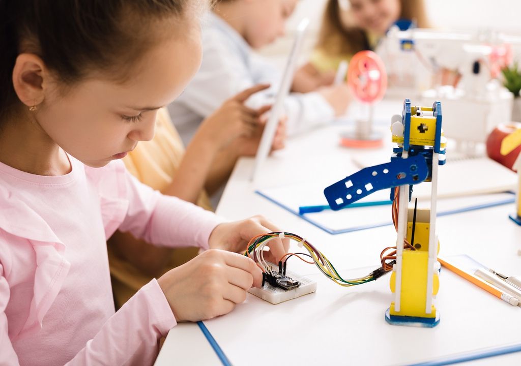 Niñas aprendiendo robótica Niñas aprendiendo robótica