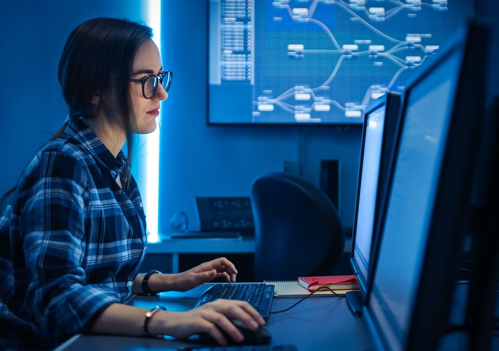 Mujer trabajando en un computador
