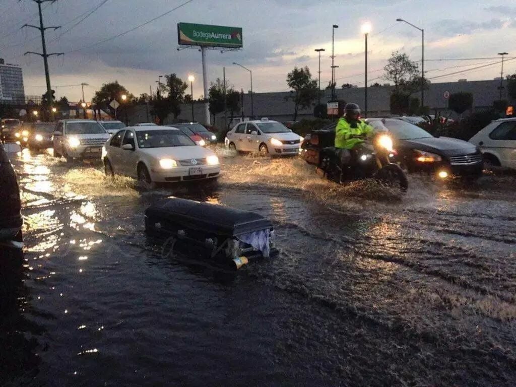 Ataúd en Av. Alta Tensión pasando San Antonio hacia Rómulo. Foto: RamkarC Ataúd en Av. Alta Tensión pasando San Antonio hacia Rómulo. Foto: RamkarC