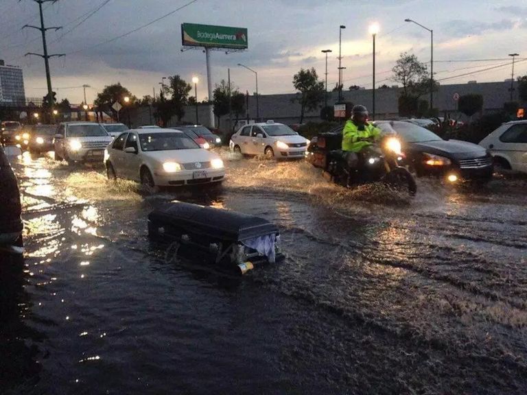 Ataúd en Av. Alta Tensión pasando San Antonio hacia Rómulo. Foto: RamkarC Ataúd en Av. Alta Tensión pasando San Antonio hacia Rómulo. Foto: RamkarC
