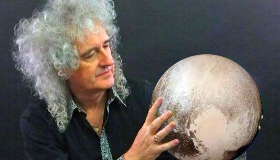 Brian May a commencé sa carrière scientifique en 1965. Il a mis sa thèse entre parenthèses pour se consacrer à Queen, avant de retourner à l’Imperial College de Londres pour l’achever en 2007. Image : New Horizons.