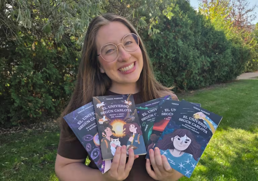 Teresa Paneque, astrónoma y divulgadora chilena, sostiene su exitosa saga infantil El universo según Carlota, una colección que acerca la astronomía a niñas y niños de toda Latinoamérica. 📸 Crédito: Gentileza de Teresa Paneque / Editorial Planeta Chile. Teresa Paneque, astrónoma y divulgadora chilena, sostiene su exitosa saga infantil El universo según Carlota, una colección que acerca la astronomía a niñas y niños de toda Latinoamérica. 📸 Crédito: Gentileza de Teresa Paneque / Editorial Planeta Chile.