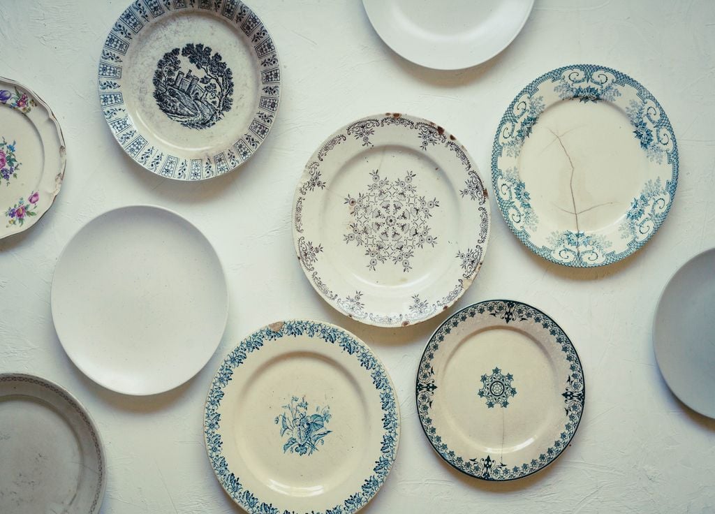 La vaisselle ancienne dépareillée est ultra tendance en 2026.