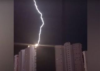 ¿Qué pasa cuando impacta un rayo en un rascacielos? Ayer, en Benidorm