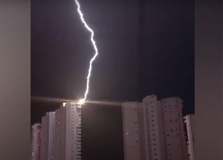 Un fulmine colpisce un grattacielo a Benidorm, in Spagna: il video