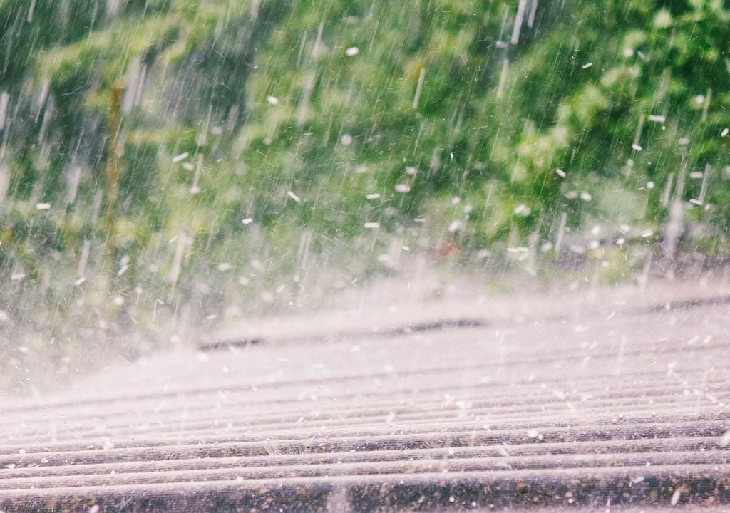 Lluvia de granizo sobre un tejado