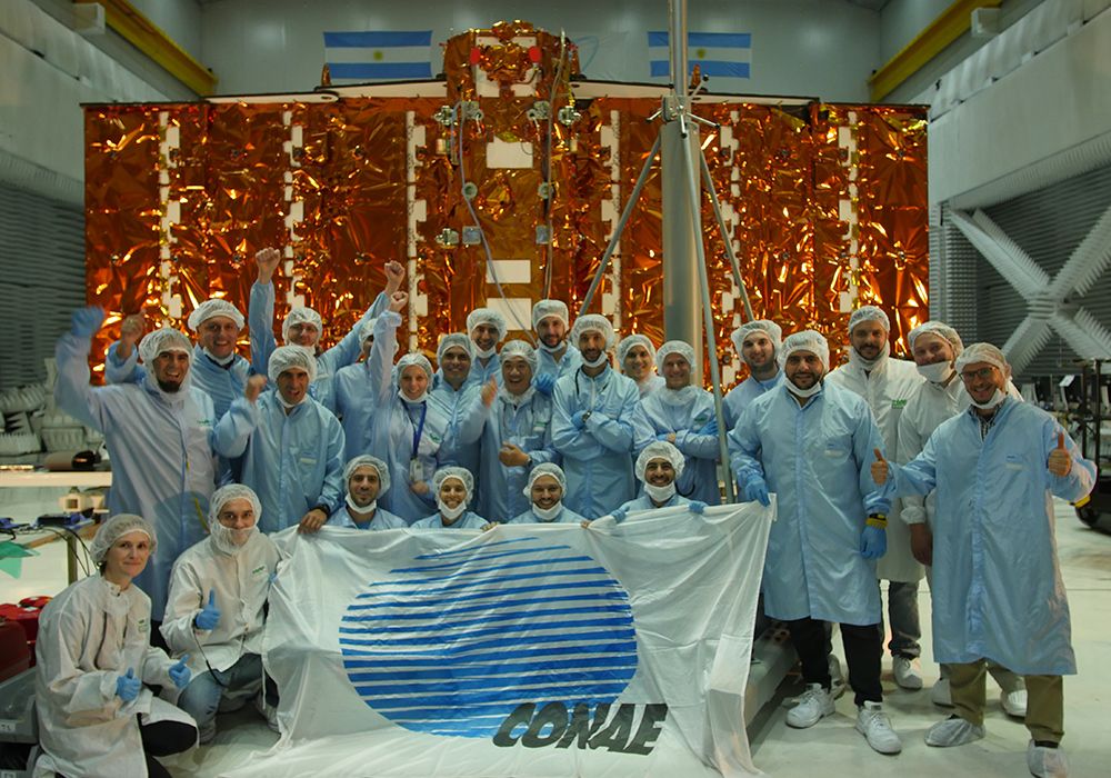 Equipo del CONAE trabajando en SAOCOM