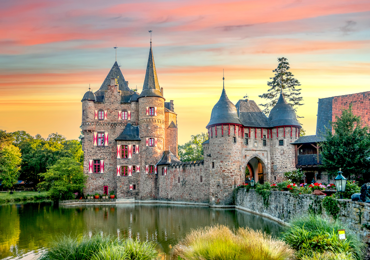 Die Burg gilt als die bestgehaltene Wasserburg im Rheinland und zieht sowohl Touristen als auch Experten an.