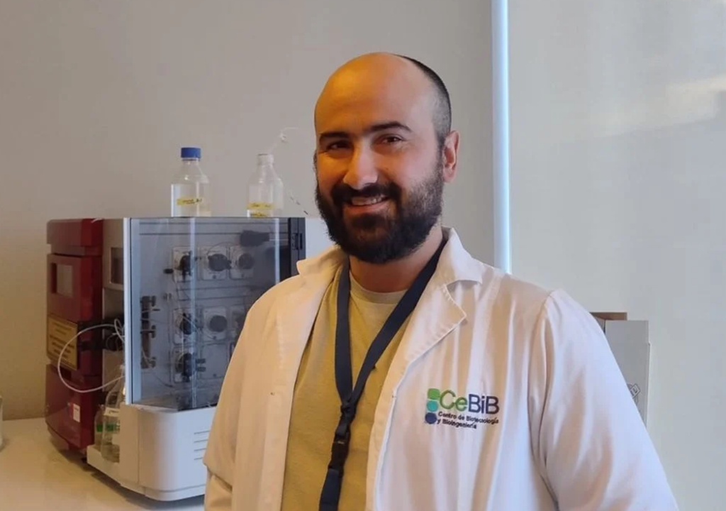 Sebastián Rodríguez, ingeniero molecular y candidato a doctor del Centro de Biotecnología y Bioingeniería (CeBiB) de la Universidad de Chile, lideró la investigación sobre una enzima de microorganismos del desierto de Atacama capaz de degradar plástico PET. Crédito: CeBiB / Universidad de Chile.