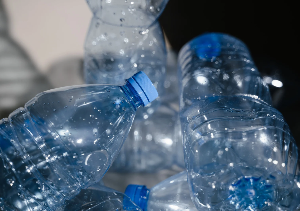 Botellas de plástico PET representan uno de los residuos más abundantes y persistentes a nivel global, impulsando la búsqueda de nuevas alternativas biotecnológicas para su degradación.