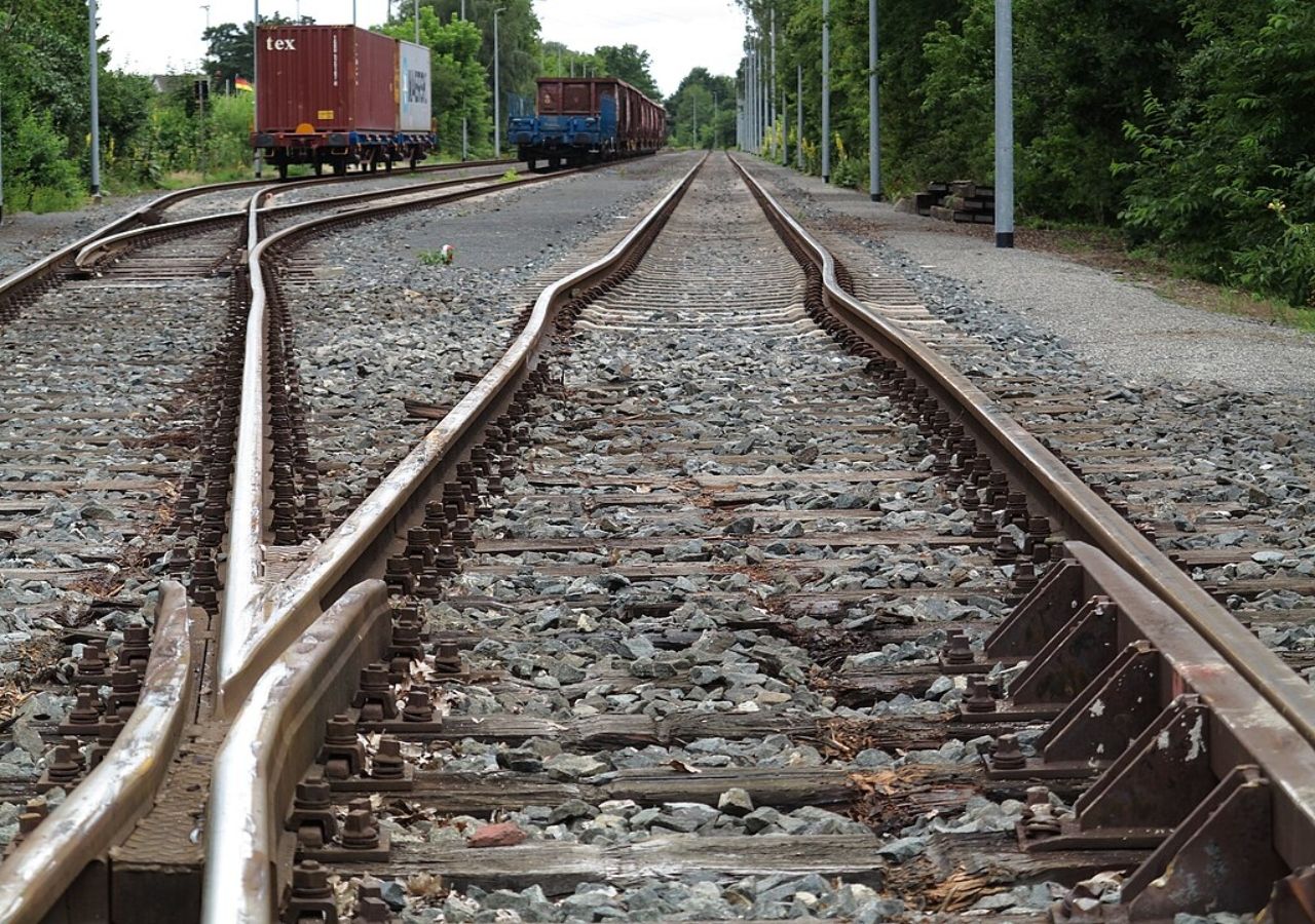 El calor extremo deforma vías de ferrocarril y el pavimento de las carreteras. Esta situación se observa cada vez más frecuencia y los costes de mantenimiento son cada vez más elevados. Imagen: CC