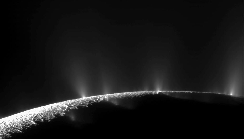 Geyser I geysers che emergono dal polo sud di Enceladus, come osservati dalla sonda Cassini. Credit: NASA/JPL/Space Science Institute