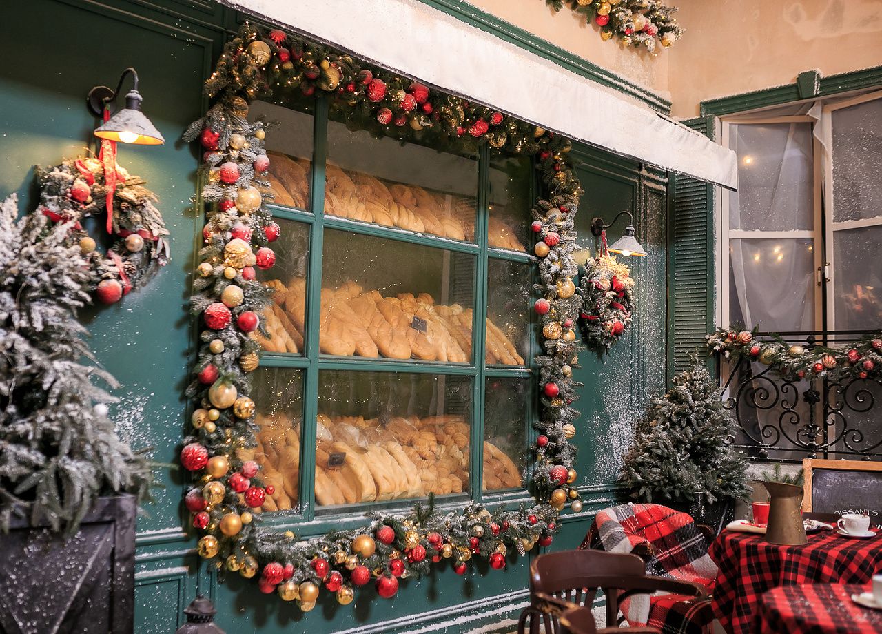 Entdecken Sie die Magie von Weihnachten durch die berühmten Schaufensterauslagen von Printemps und Galeries Lafayette Haussmann in Paris.